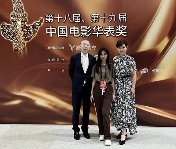 2025新澳门正版免费挂牌灯牌和冯小刚养女高中毕业与冯小刚收养的女儿