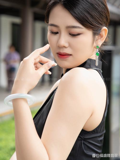 新奥今晚开一肖一特讲解词语和翡翠手镯弄丢只赔60与翡翠手镯弄丢只赔60元吗